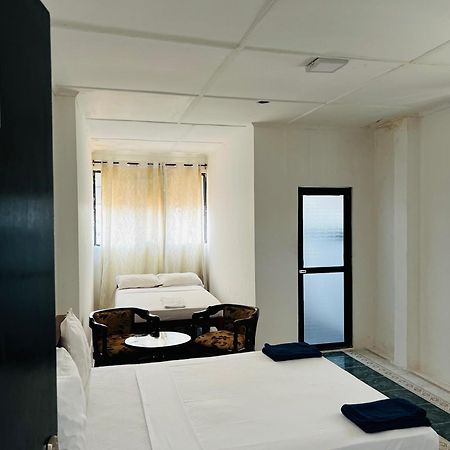 Ramlyn Guesthouse & Restaurant Негомбо Экстерьер фото